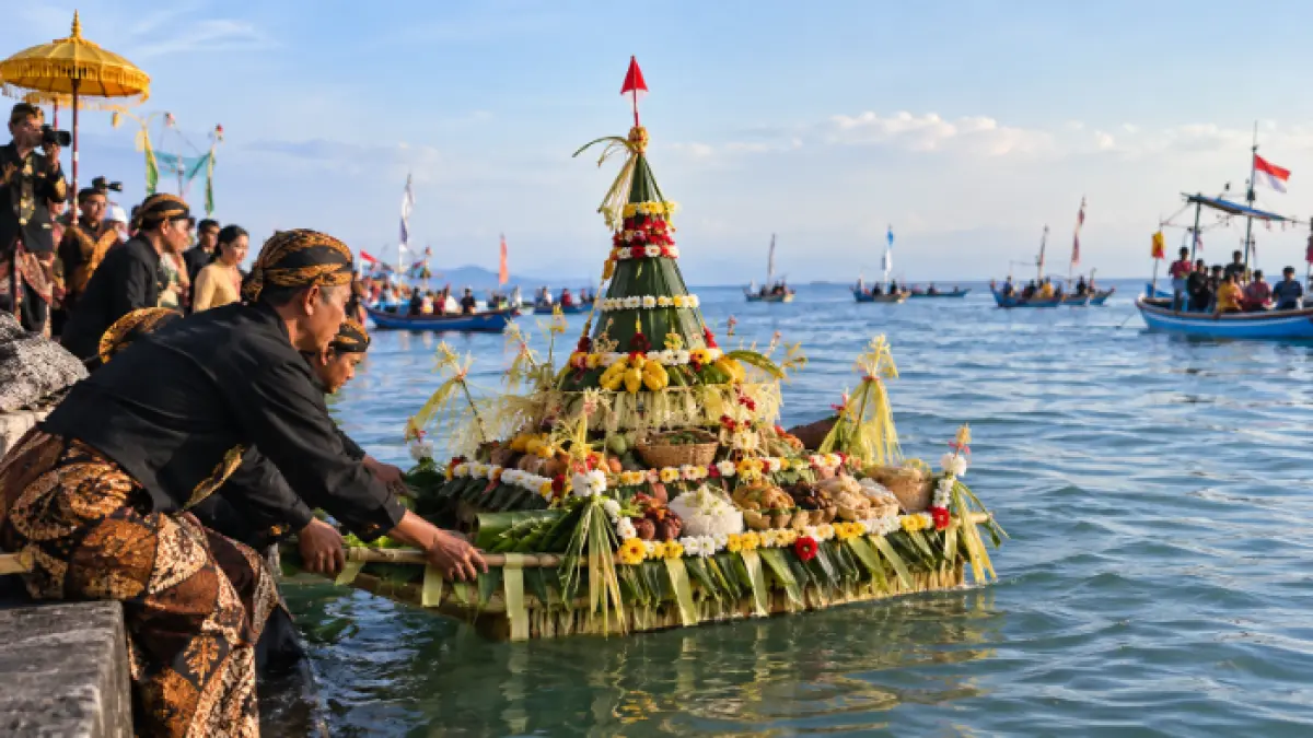 Tradisi larung sesaji (AI/Halojember)