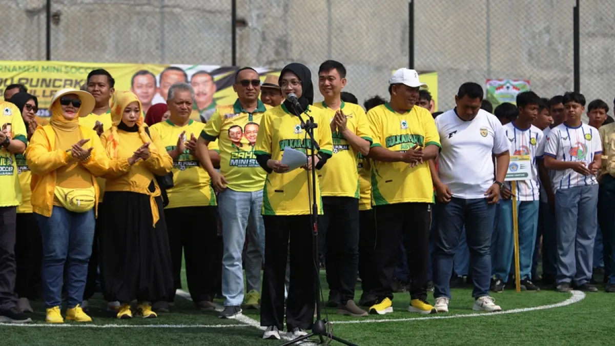 ASYIK MENUJU PUNCAK: Wali Kota Kediri Viananda Prameswati menjelang pembukaan Turnamen Bahlil Mini Soccer U-17 Asyik Menuju Puncak Zona 4 Kediri di lapangan Inzia Minisoccer berlokasi di Kecamatan Ngasem, Kabupaten Kediri. (WAHYU ADJI F./JPRK)