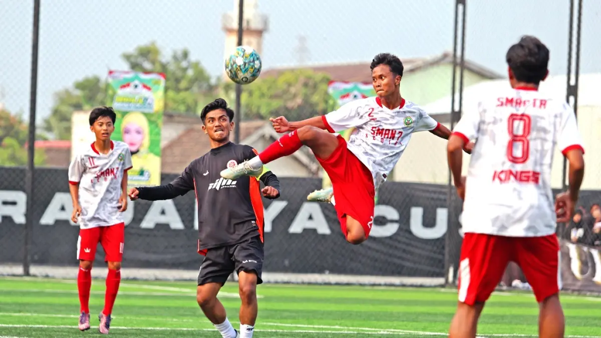 DUEL SENGIT: Penggawa SMAN 7 Kediri berusaha menjangkau bola atas agar tidak dikuasai pemain-pemain SMAN 3 Nganjuk, kemarin sore (11/9). (Wahyu Aji F./Radar Kediri)