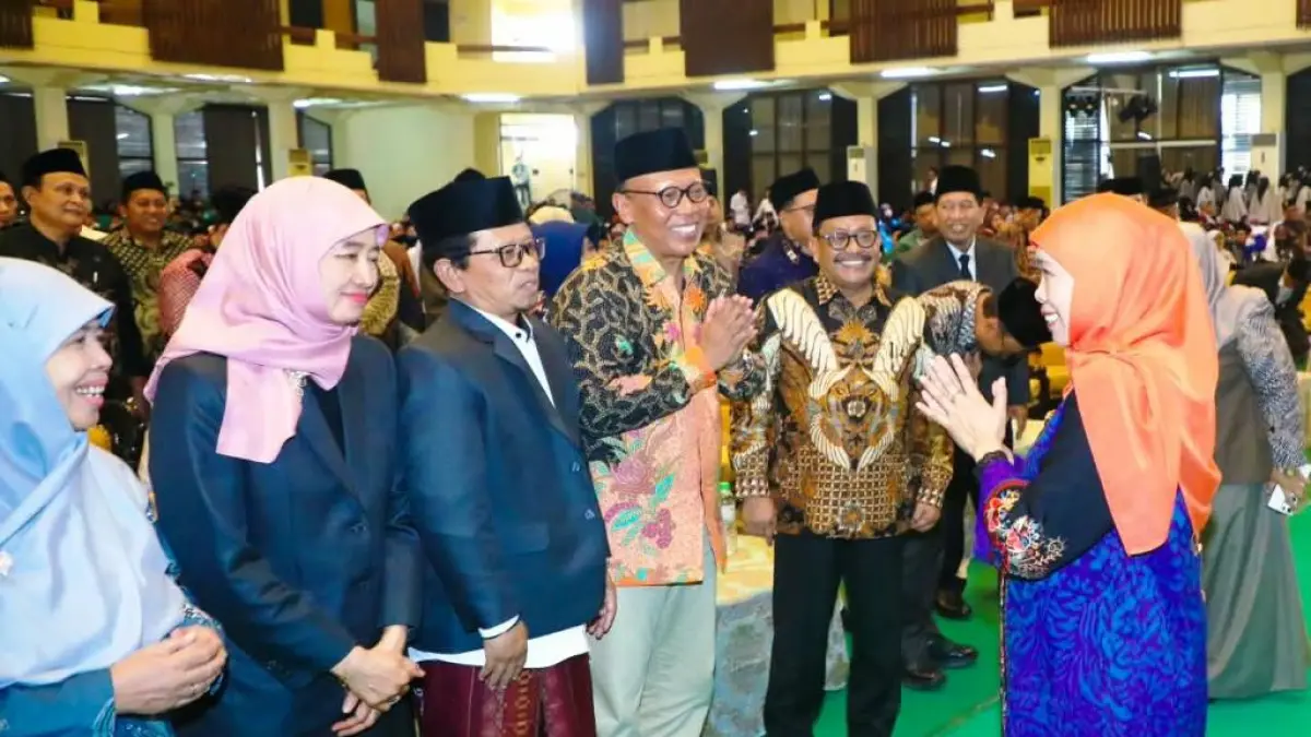 Gubernur Jawa Timur Khofifah Indar Parawansa bersama para tokoh dan santri di Islamic Center Surabaya, Kamis (10/9). (PEMPROV JATIM)