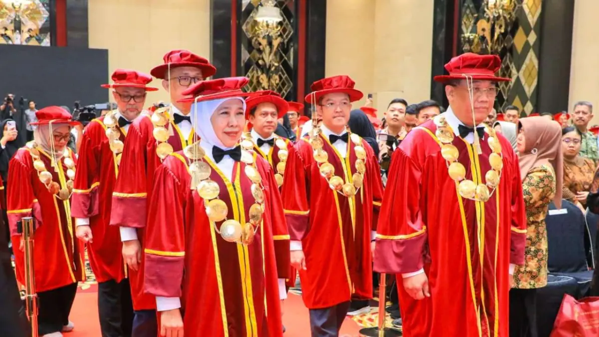 Gubernur Jatim Khofifah dalam acara Pengukuhan Mahasiswa Baru dan Wisuda Angkatan Pertama Penerima Beasiswa Asrama Mahasiswa Nusantara Surabaya. (Pemprov Jatim)