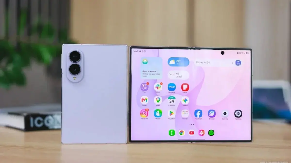 Samsung Galaxy Z Fold 9 mendadak jadi sorotan utama di berbagai media teknologi setelah Apple resmi masuk ke dalam persaingan pasar ponsel lipat tahun ini. (phonearena)