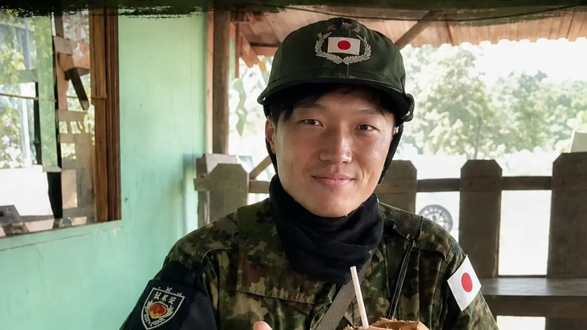 Ilustrasi tentara Jepang yang dijamin warga dengan kelapa muda. (Rosadi Jamani/AI)