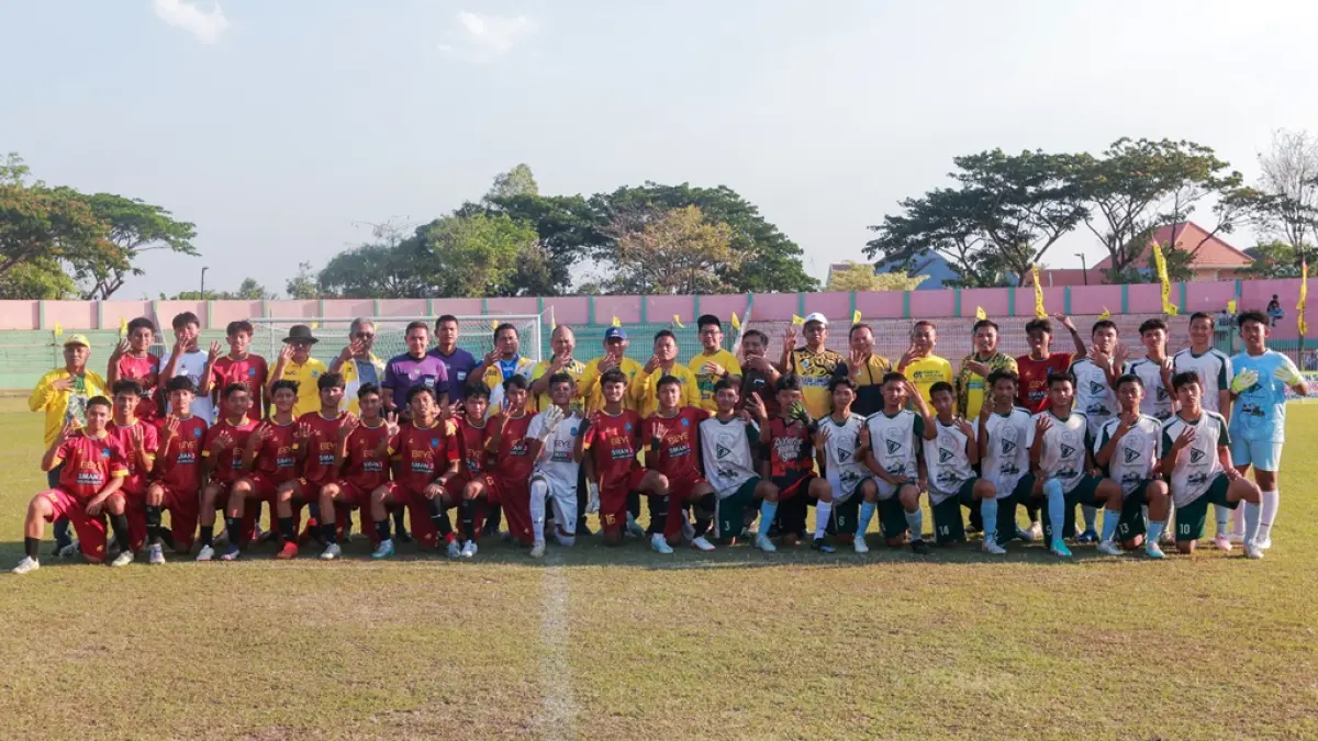 SPORTIFITAS: Bendara DPD Partai Golkar Jatim Eko Wahyudi (tengah atas) berfoto bersama jajaran DPD Partai Golkar Jatim dan DPD Partai Golkar tiga kabupaten jelang laga final di Stadion Letjend Soedirman (SLS) kemarin (15/8). Hasilnya SMAN 3 Bojonegoro berhasil meriah juara pertama dalam Turnamen Bahlil Minisoccer Asyik Menuju Puncak Zona 5 Bojonegoro, Tuban, dan Lamongan. (Andika Feriawan/RDR.BJN)