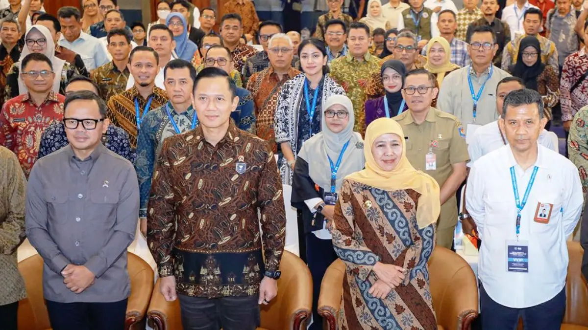 Gubernur Khofifah Paparkan Program Permata Jatim dan Sikawanku di hadapan Menko Infra AHY. (Pemprov Jatim)