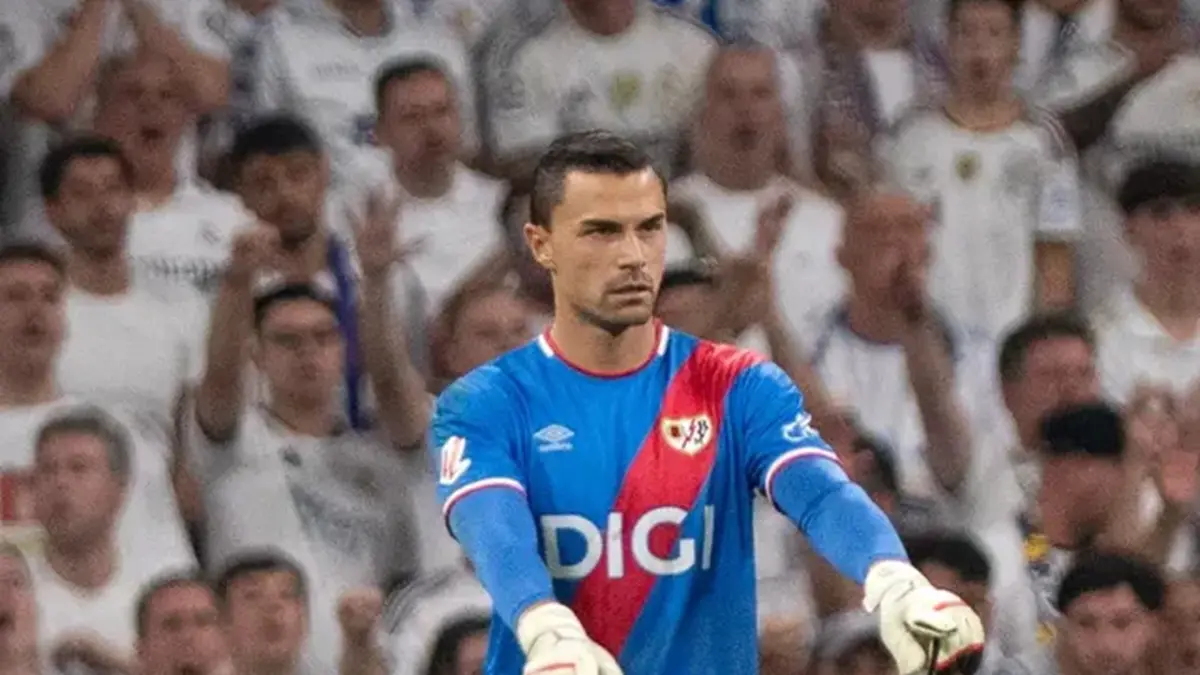 John Herdman memberikan pujian atas debut gemilang kiper Timnas Indonesia Emil Audero saat menghadapi Real Madrid di panggung sepak bola internasional. (Dok. X @RayoVallecano)