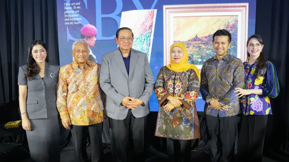Pameran Tunggal Lukisan Presiden RI ke-6 Susilo Bambang Yudhoyono (SBY) di Voza Tower, Surabaya, Selasa (15/9), langsung dihadiri Gubernur Jawa Timur Khofifah Indar Parawansa, Wakil Gubernur Jawa Timur Emil Elestianto Dardak, dan Ketua TP PKK Jawa Timur Arumi Bachsin Emil Dardak. (Pemprov Jatim)