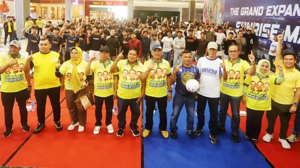 MENUJU PUNCAK: Anggota DPRD Jatim dari Fraksi Partai Golkar Sumardi, Direktur Jawa Pos Radar Mojokerto M. Nur Kholis, dan pimpinan DPD PG dari tiga daerah bersama tim peserta Turnamen Bahlil Mini Soccer Asyik Menuju Puncak dalam seremoni kickoff di Sunrise Mall Mojokerto, Sabtu (12/9). (OFAN KURNIAWAN/ JAWA POS RADAR MOJOKERTO)