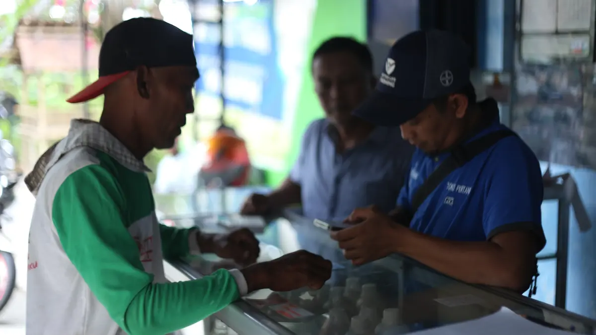 CEK STOK : Petani asal Ajung mengecek ketersediaan pupuk di salah satu kios di Kecamatan Ajung. (M. ADHI SURYA/RADAR JEMBER)