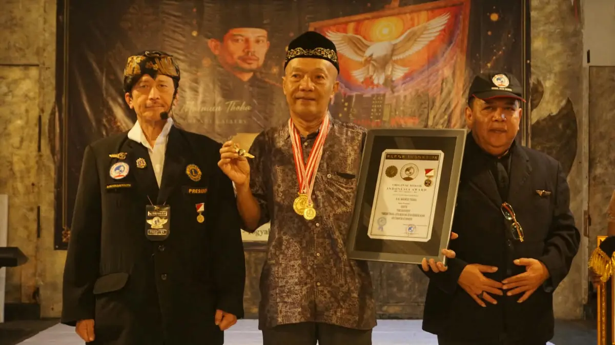 KH Maimun Toha berhasil menorehkan prestasi gemilang di kancah nasional dengan meraih penghargaan dari Original Rekor Indonesia (ORI) lewat karya lukisan. (Tim KH Maimun Toha)