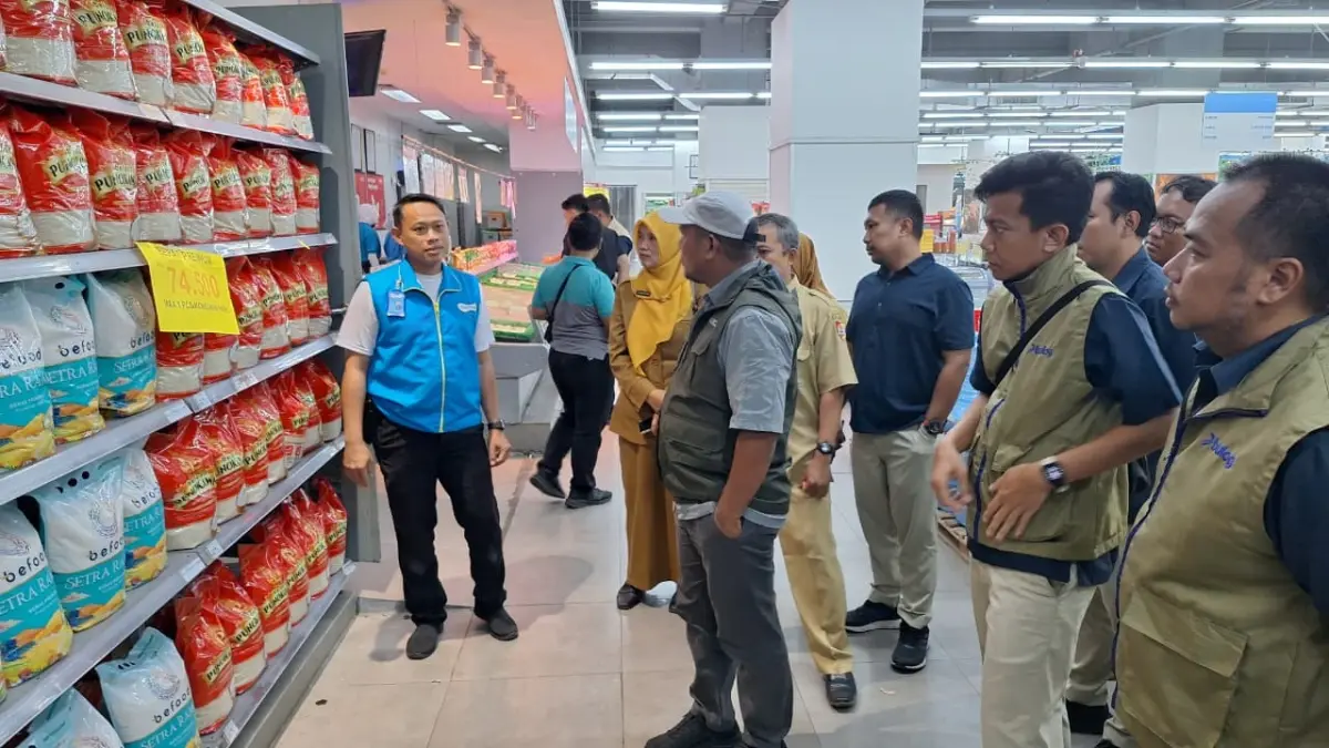 SIDAK: Bapanas bersama Satgas Pangan Jember sidak pasar tradisional dan ritel modern. Hasilnya, stok beras premium menipis dan harganya di atas HET. (Bulog untuk Halo Jember)