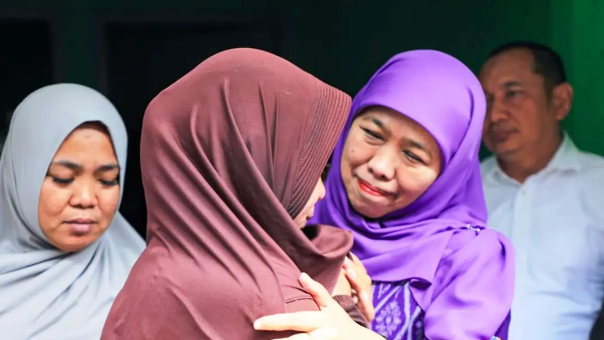 Gubernur Khofifah Takziah ke Rumah Korban KM Virgo Transport 8 di Surabaya. (Pemprov Jatim)