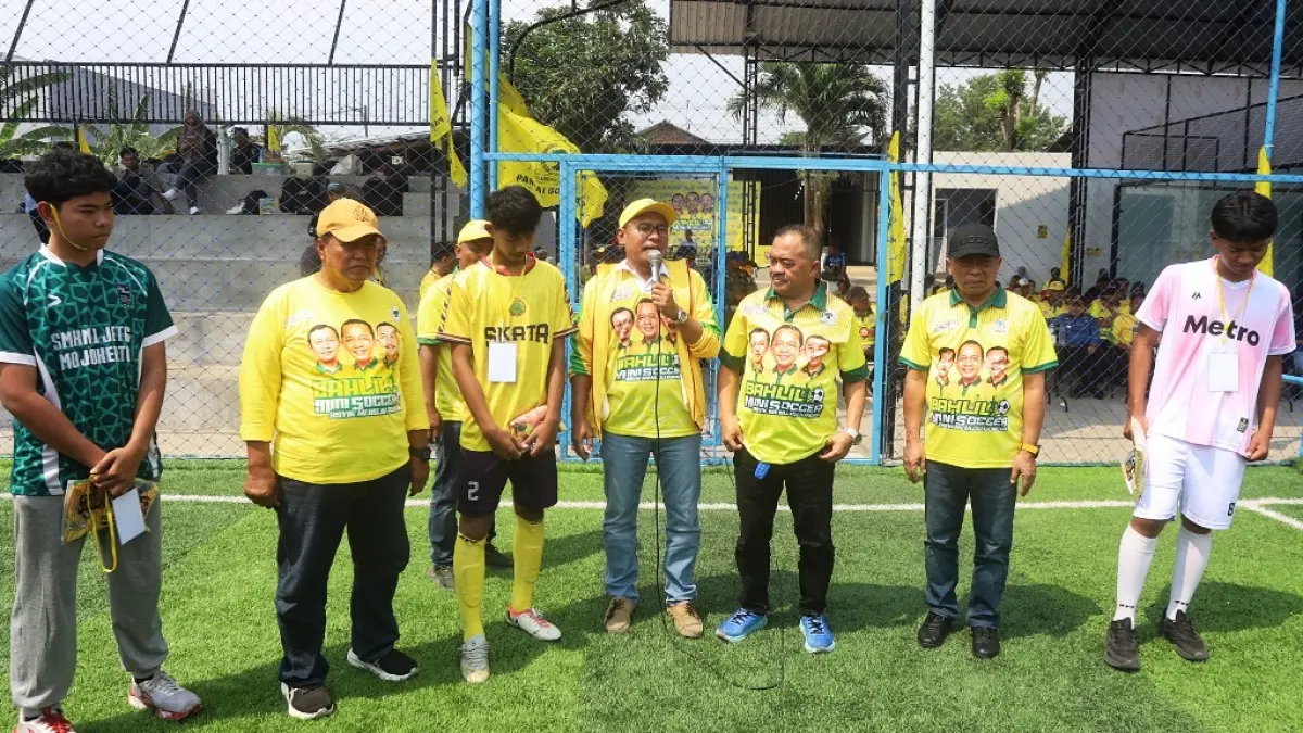 MOTIVASI DAN PENDIDIKAN POLITIK: Wakil Ketua DPD Partai Golkar Jatim Arif Fathoni menyampaikan sambutan sekaligus membuka Turnamen Bahlil Mini Soccer Asyik Menuju Puncak Zona 6, di Asri Sport Centre, Ngoro, Mojokerto, kemarin (17/9). (SOFAN KURNIAWAN/RADAR MOJOKERTO)