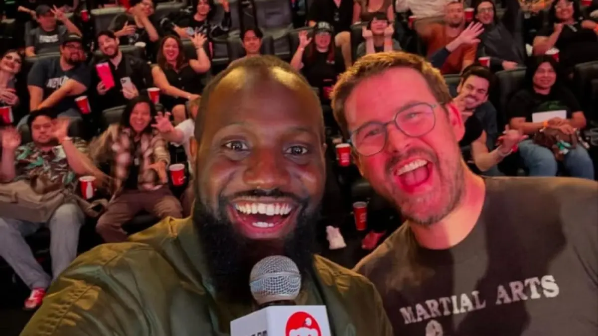 Zach Cregger yang menjadi tuan rumah AMA Reddit sedang foto bersama dengan ribuan penggemarnya (Instagram Resmi/ @residentevil)