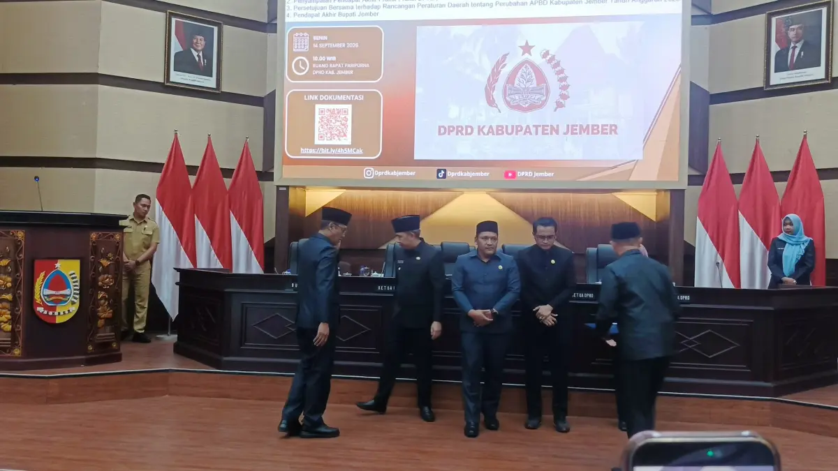 BELUM DIBAHAS DETAIL: Eksekutif dan legislatif saat rapat paripurna Perubahan APBD, di Gedung DPRD Jember, belum lama ini. Salah satu yang mengemuka saat itu di antaranya belum kabar RDTR Jember dan soal kepastian hukum tata ruang bagi calon investor masuk ke Jember.(MAULANA/RADAR JEMBER)