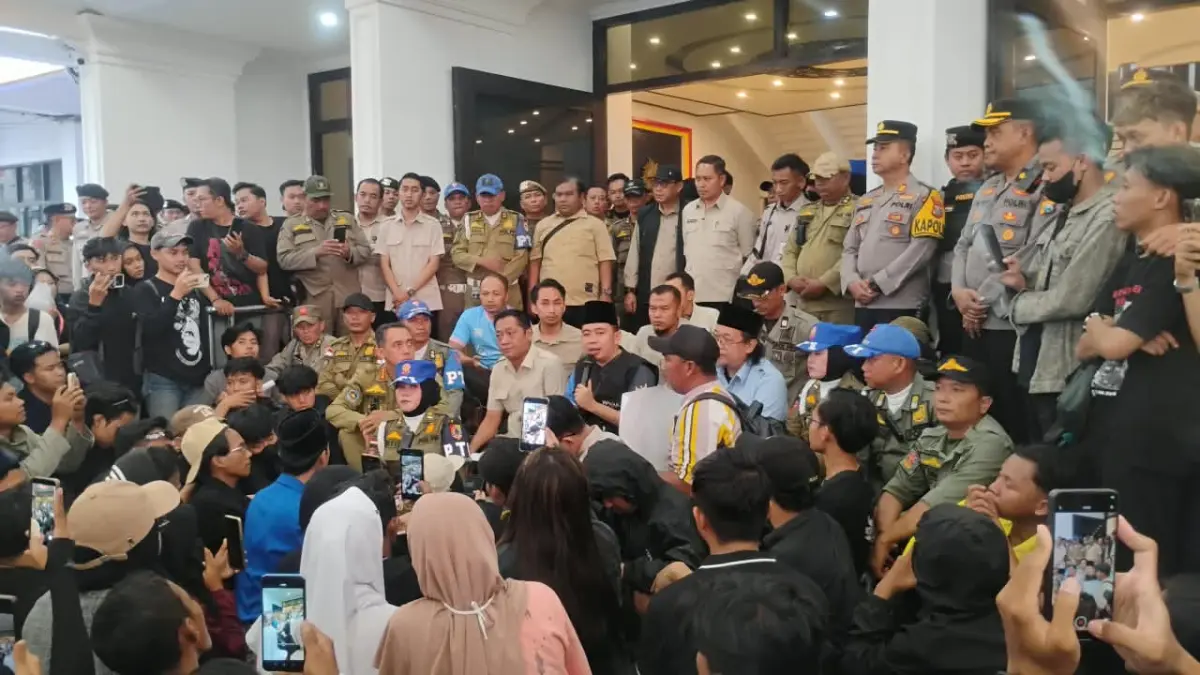 ASPIRASI RAKYAT: Warga menolak rencana Batalyon Teritorial Pembangunan di Silo.(MAULANA/RADAR JEMBER)