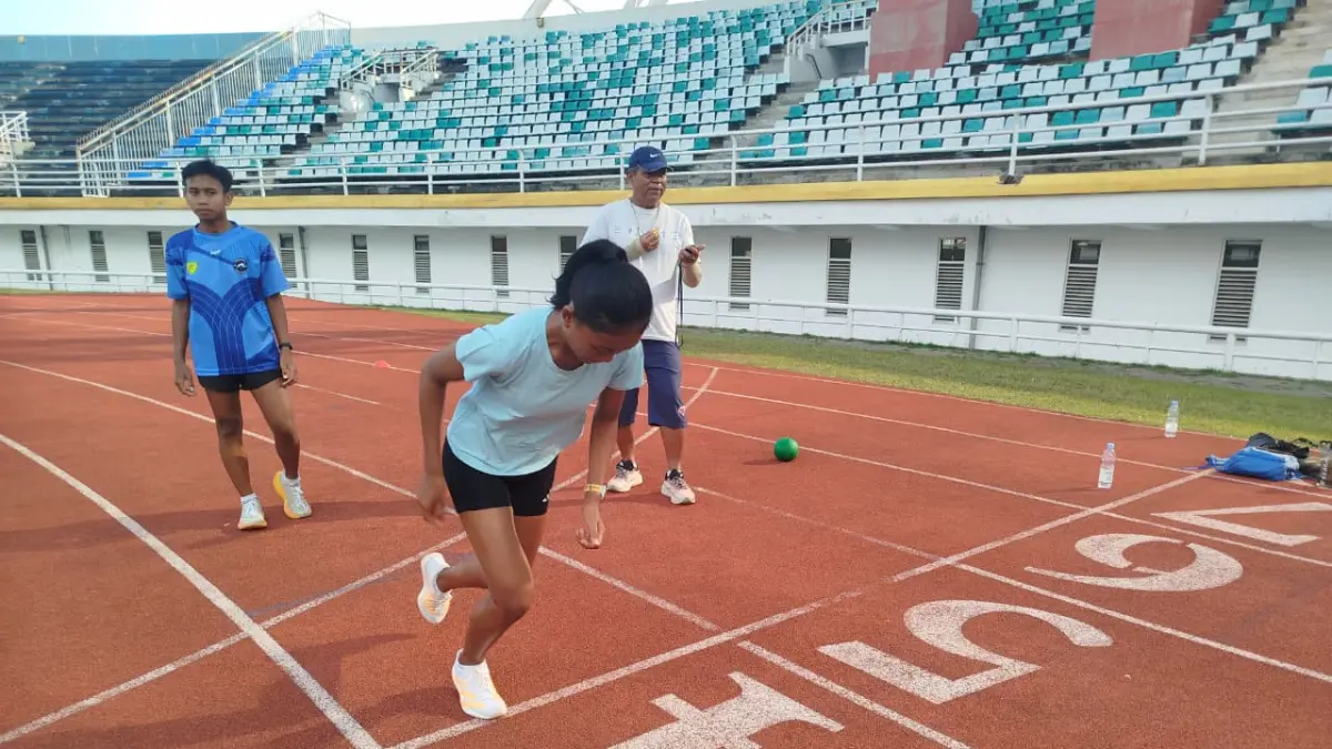 PERSIAPAN: Atlet lari Jember berlatih di lintasan atletik di Stadion JSG. Mereka meningkatkan intensitas latihan untuk menyongsong Popda.(SIDKIN ALI/RADAR JEMBER)