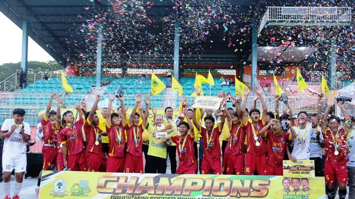 DOMINAN: Pemain-pemain SMAN 3 Bojonegoro merayakan keberhasilan meriah juara pertama Turnamen Bahlil Mini Soccer Zona Bojonegoro di Stadion Letjend Soedirman (SLS), 15 September lalu. Mereka menumbangkan MAN 1 Bojonegoro di laga pemungkas dengan skor 4-0. (ANDIKA FERIAWAN/RADAR BOJONEGORO)