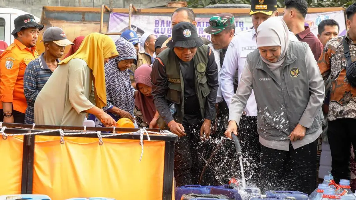 Gubernur Khofifah membagikan air bersih kepada masyarakat di Desa/Kecamatan Kedungdung, Kabupaten Sampang. (Pemprov Jatim)