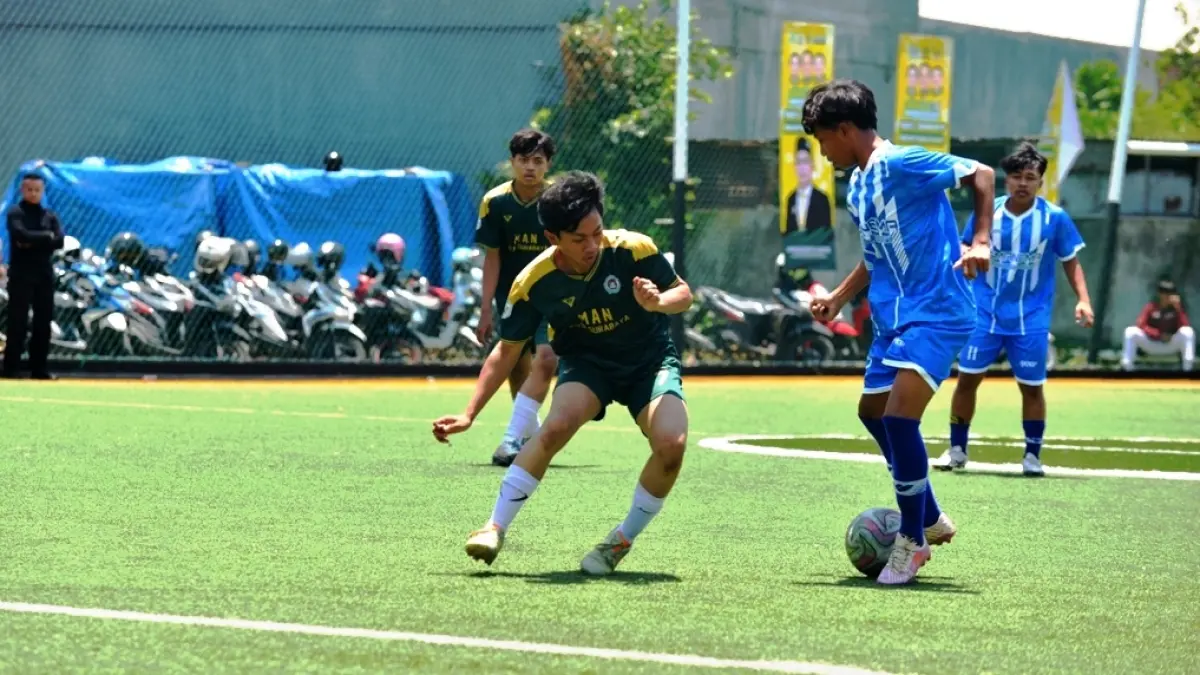 NGEYEL: Tim SMAN 1 Manyar (biru) berhasil mengalahkan tim dari MAN Surabaya di babak penyisihan. (FOTO : ANDY SATRIA/RADAR SURABAYA)