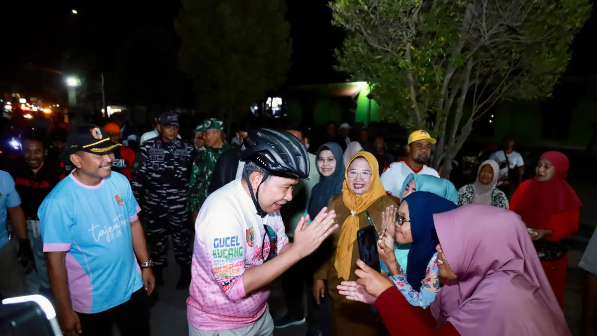 SAPA WARGA: Rombongan Gus Fawait, saat rangkaian kegiatan gowes jajaran Pemkab Jember dari Yosowilangun – JLS – Puskesmas Puger, yang juga diselingi giat baksos, cek kesehatan gratis, hingga serah terima hasil CSR berupa mobil operasional Homecare, di Puskesmas Puger, Senin malam (21/9).(DOK Gus Fawait)