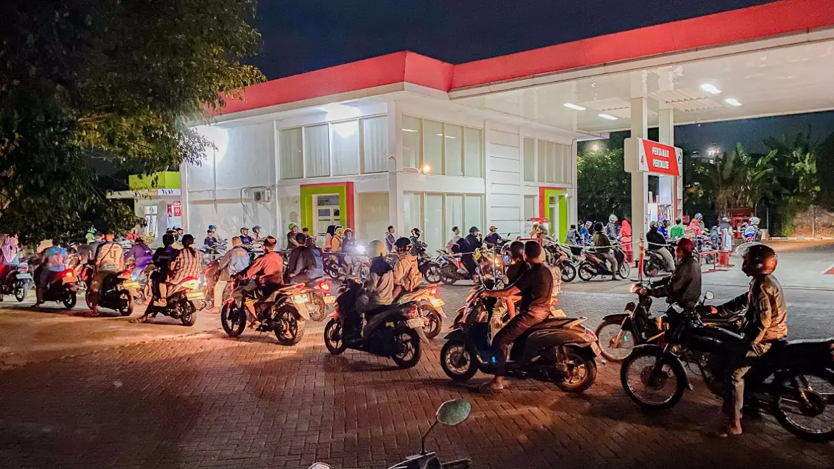ANTRE LAGI: Kendaraan roda dua mengantre di SPBU Tegal Besar, Senin malam (21/9). Kondisi serupa juga terjadi SPBU Ambulu, Selasa siang (22/9).(JUMAI/JAWA POS RADAR JEMBER)