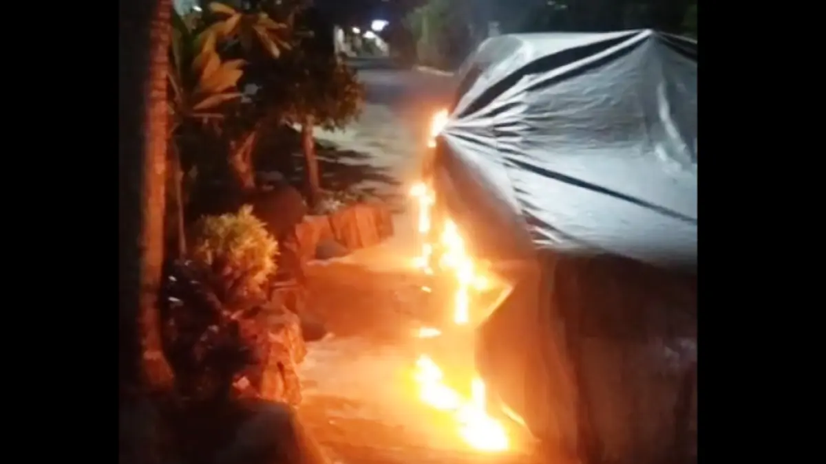 Tangkapan layar video netizen, kabel terbakar dan mengenai mobil. (netizen)