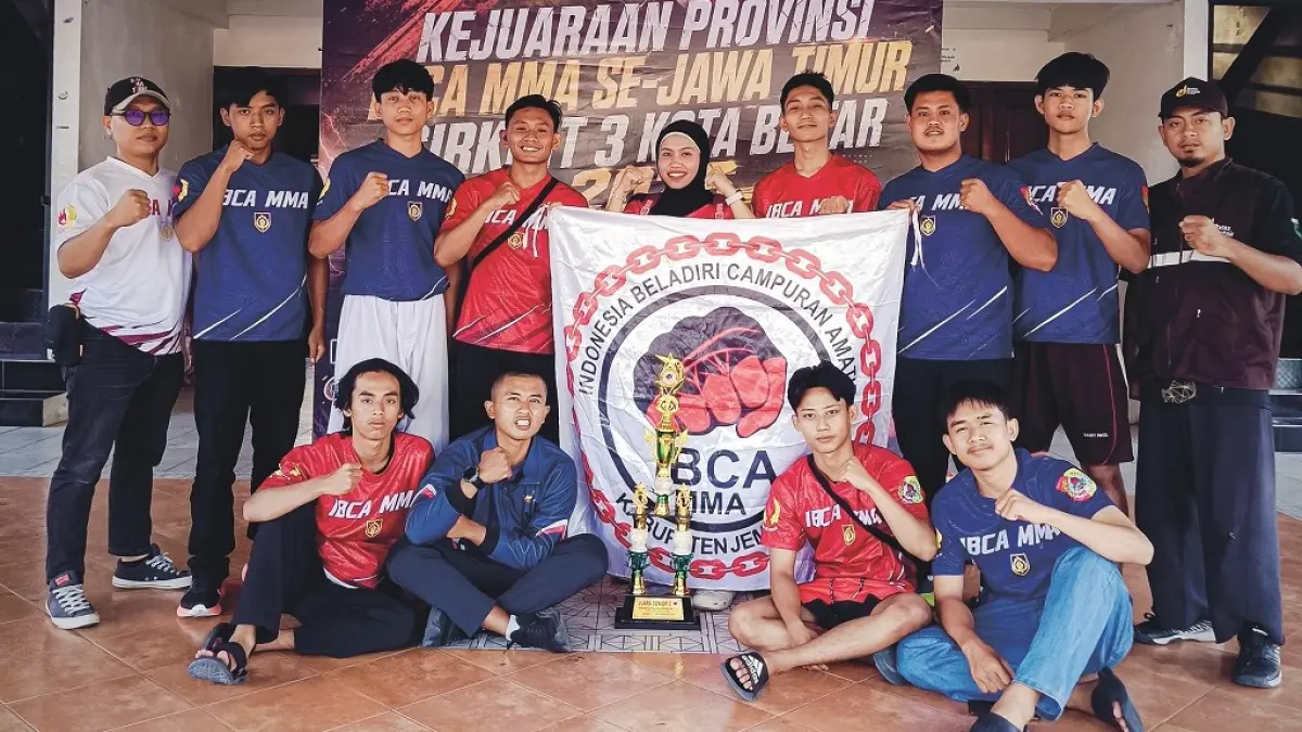 PRESTASI: Sejumlah atlet MMA Jember yang membawa pulang 13 medali di Kejurprov MMA di Kota Blitar(IBCA MMA JEMBER)