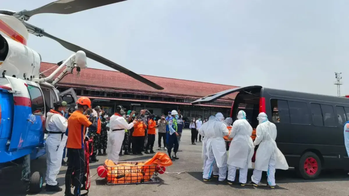 Evakuasi jenazah korban Kapal Virgo Transport 8 di Banjarmasin. (Sheila/Radar Banjarmasin)