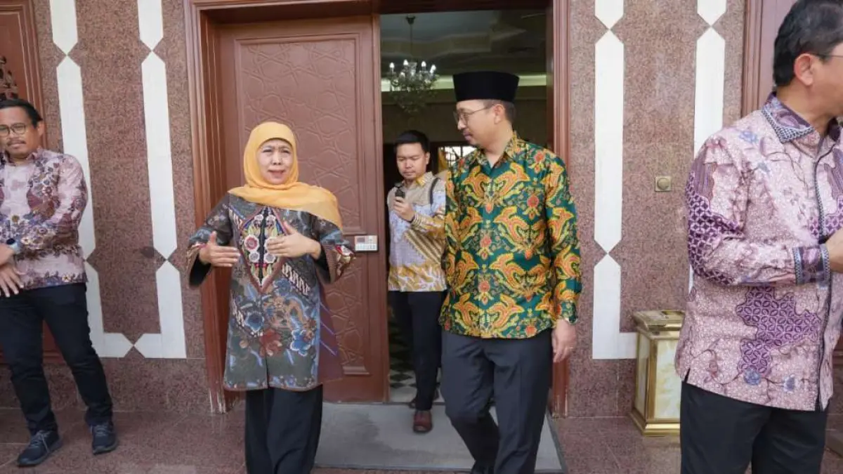 Gubernur Khofifah bersama Koordinator Fungsi Ekonomi KJRI Jeddah Didik Zulhaji DKK di Jeddah, Arab Saudi. (Pemprov Jatim).