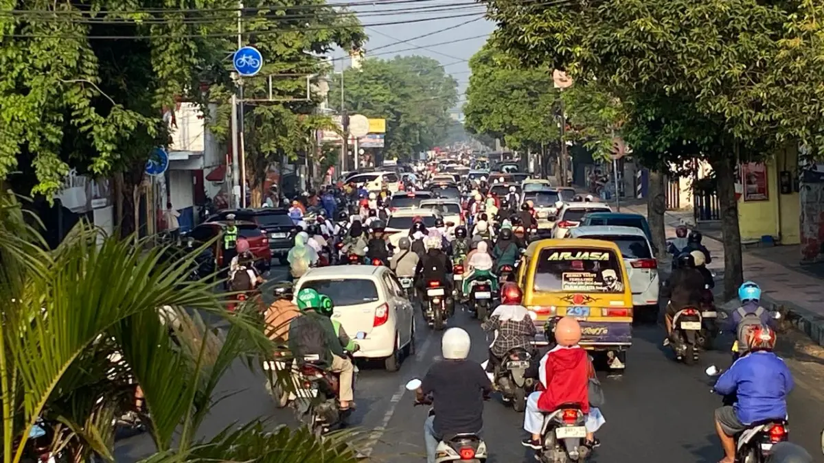 Kondisi jalan Trunojoyo sempat macet karena padat merayap, akibat perubahan lalu lintas.