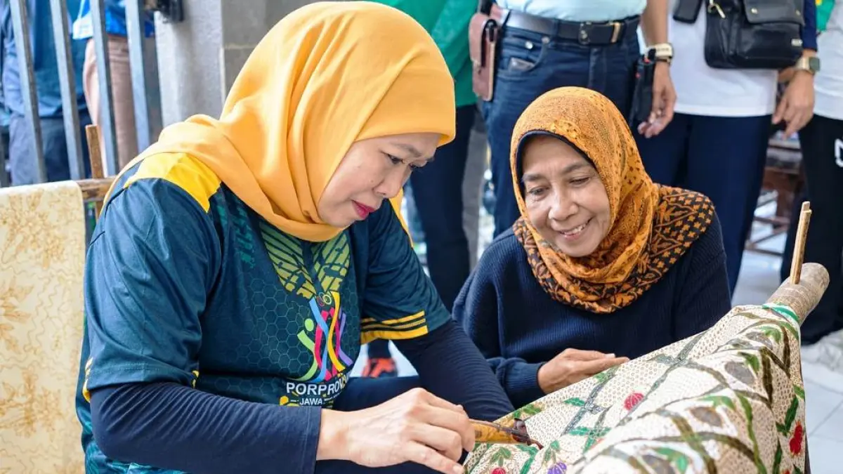 Gubernur Jawa Timur Khofifah Indar Parawansa membatik kain pada peringatan Hari Batik Nasional. (Pemprov Jatim)