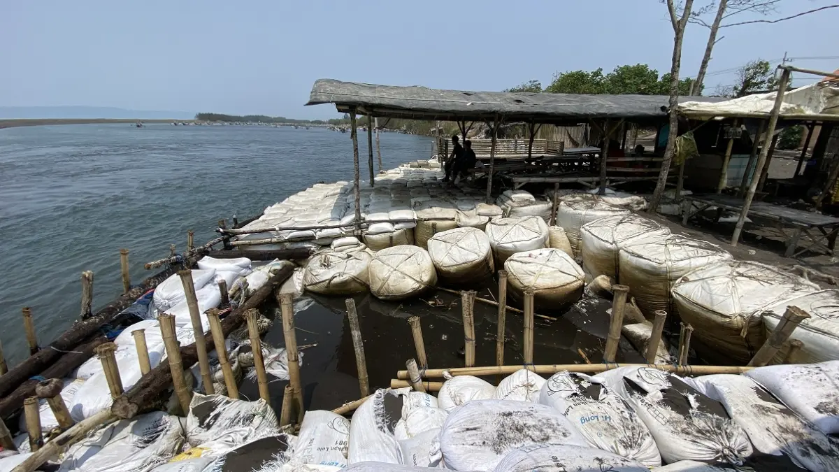 Pedagang Pantai Cemara Was-Was! Jumbo Bag Penahan Gelombang Kembali Hancur