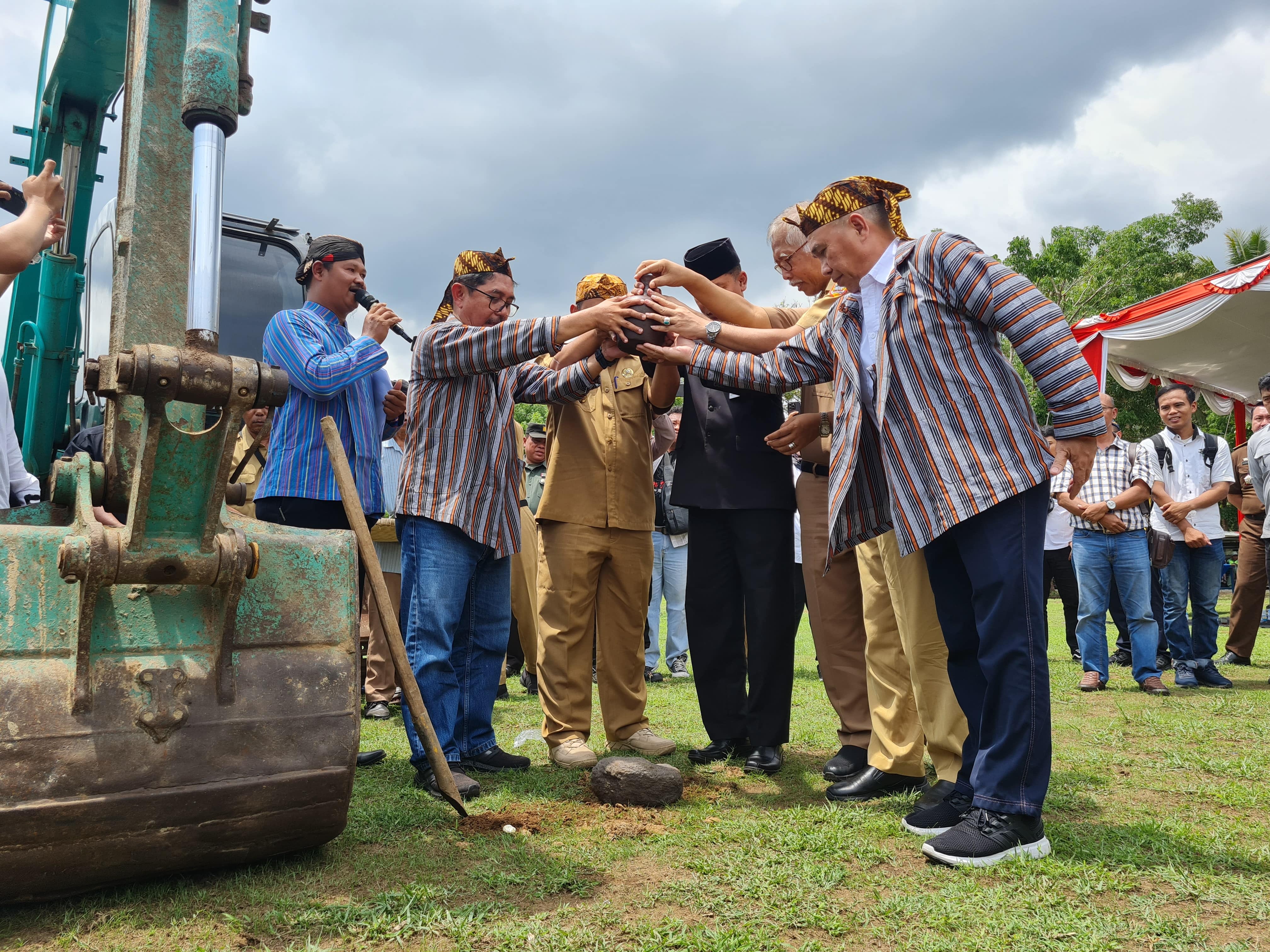 SIMBOLIS: Perwakilan Kementerian PUPR, Pemprov Jateng, Pemkab Magelang, PT TWC Borobudur, Prambanan, dan Ratu Boko, serta Pemdes Borobudur saat menggelar doa bersama