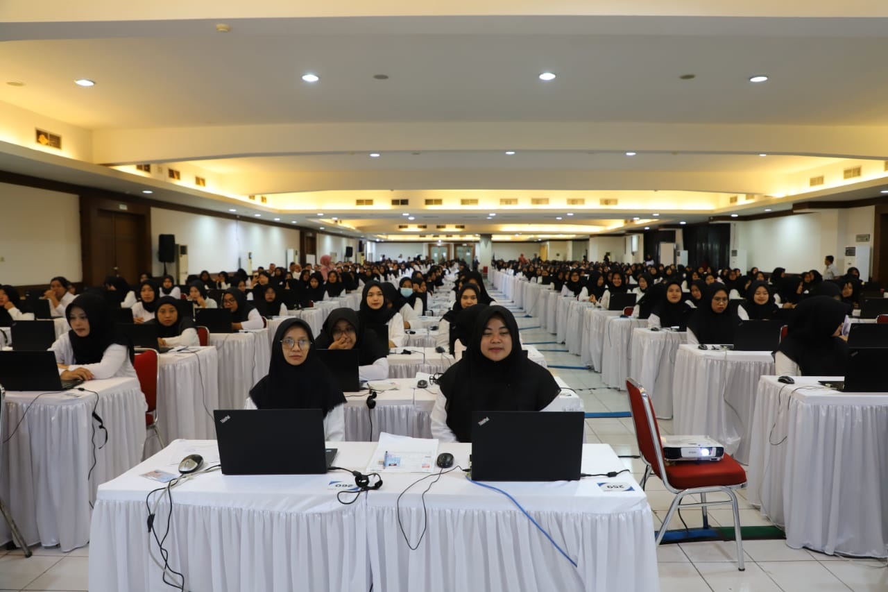 Ribuan peserta tes seleksi PPPK Kabupaten Purworejo 2023 saat melaksanakan tes di  JEC Jogja pada Minggu (26/11).