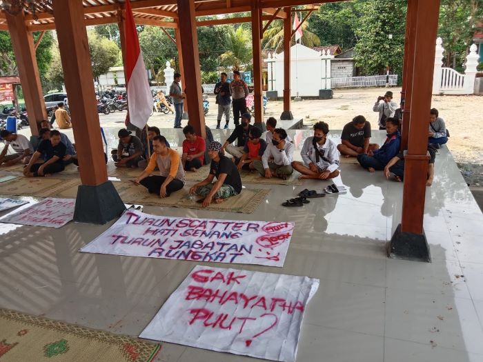 KECEWA - dukuh di Kalurahan Patuk, Kapanewon Patuk di demo warganya karena diduga main serong Senin (27/11) (Foto dokumen Polsek Patuk untuk Radar Jogja)