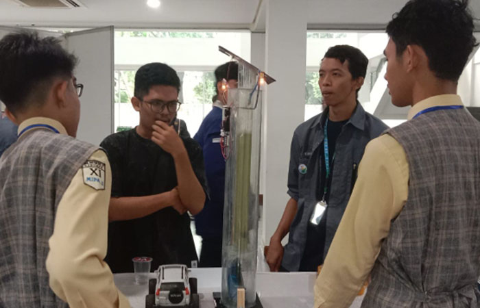 INOVASI : Siswa MAN 2 Kebumen menerangkan fungsi alat yang diciptakan saat mengikuti lomba di Institut Teknologi Bandung (ITB).