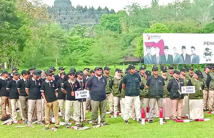 APEL: Para pengawas pemilu dari tingkat kecamatan hingga desa menggelar apel siaga dan deklarasi damai pemilu 2024 di Taman Lumbini, kompleks Candi Borobudur, Senin (27/11).