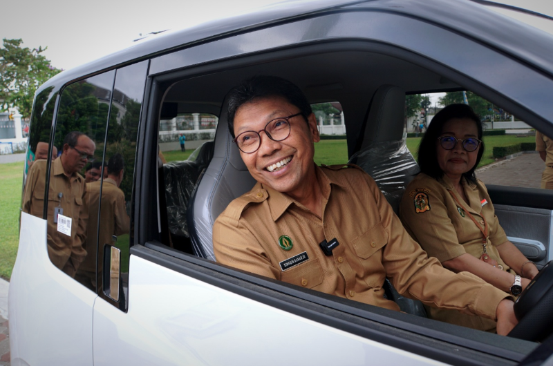 Wali Kota Jogja Singgih Raharjo menjajal mobil listrik yang nantinya akan digunakan untuk menunjang pelayanan publik. (Dok Pemkot Jogja)