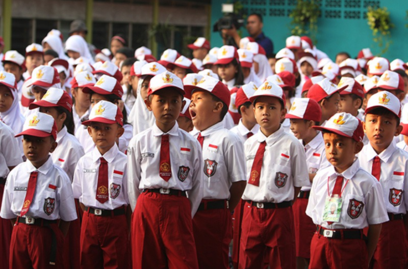 Ilustrasi siswa SD tengah berbaris, satu anak tampak mengantuk. (Sumber Foto: Bimba)