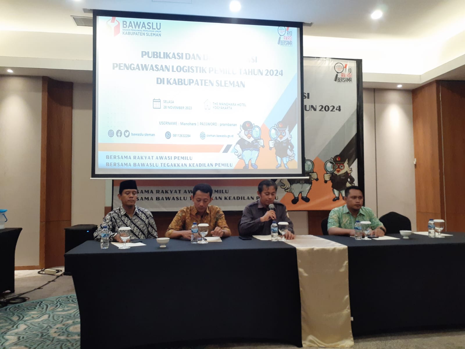 Koordinator Divisi SDM Organisasi dan Diklat Bawaslu Sleman Ahmad Sidiq Wiratama. Serta suasana publikasi dan dokumentasi logistik Pemilu 2024 Bawaslu Sleman.