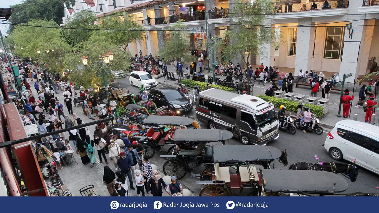 Kepadatan lalu lintas di Jalan Malioboro saat musim liburan