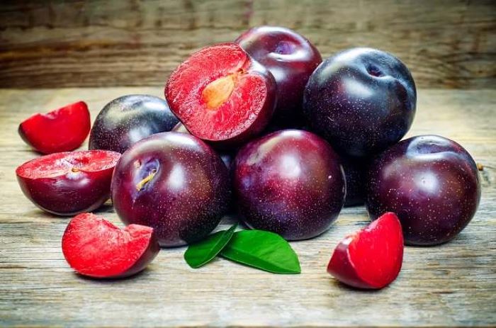 Ilustrasi manfaat buah plum untuk kesehatan (pexels.com/Julia Filirovska)