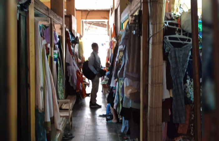 Salah satu sudut lapak- lapak di Lantai 2 Pasar Beringharjo sisi timur yang menjual dan membeli pakaian-pakaian bekas