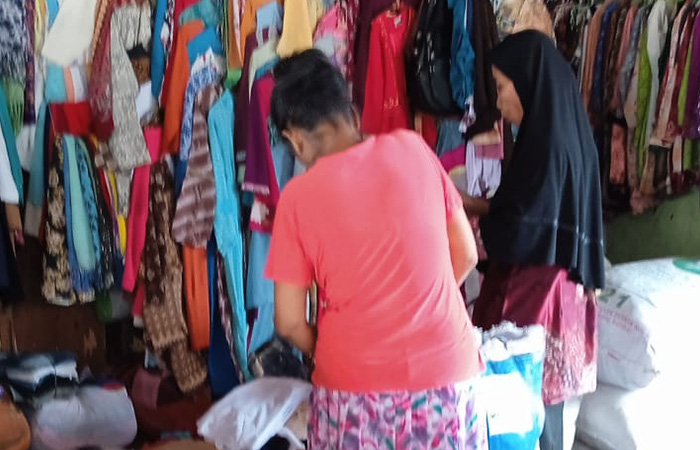 penjal pakaian bekas di Pasar Beringharjo