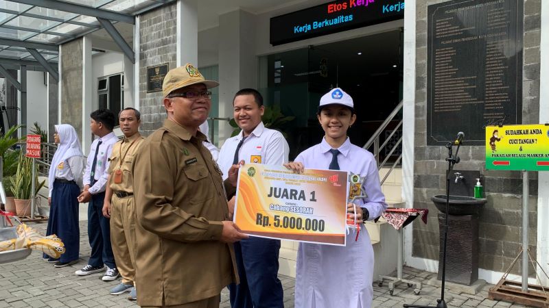 Kepala Dindikpora KotaJogja Budi Santosa Asrori serahkan hadiah uang tunai kepada pemenang lomba OLSN 2023. (Dok Dindikpora Kota Jogja)