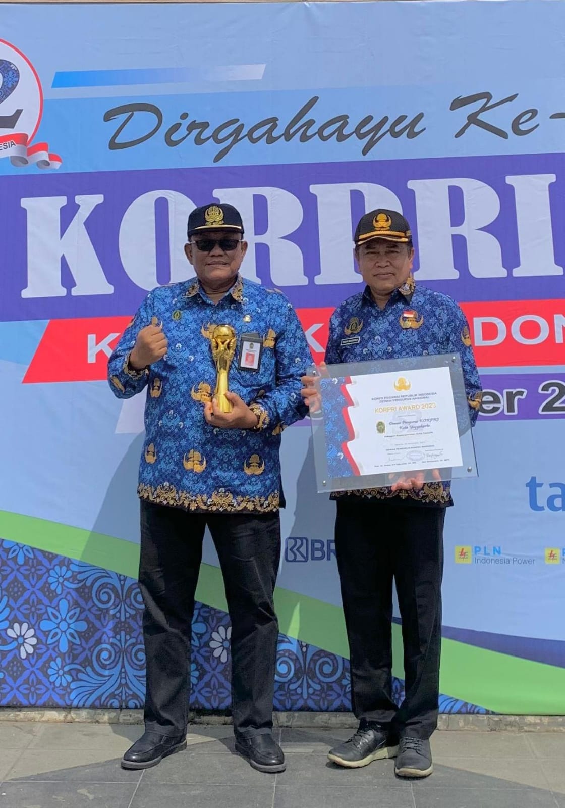 Sekda Kota Jogja yang juga Ketua Dewan Pengurus Korpri Kota Jogja Aman Yuriadijaya (kiri) usai penyerahan penghargaan Korpri awards 2023 di Jakarta Rabu (29/11).