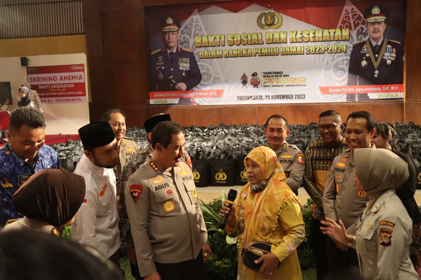 DEKAT: Wakapolri Komjen Pol Agus Andrianto meninjau Bakti Sosial dan Kesehatan Polri di Gedung Serbaguna ISI Yogyakarta, Bantul, Rabu (29/11). (Gregorius Bramantyo/Radar Malioboro)