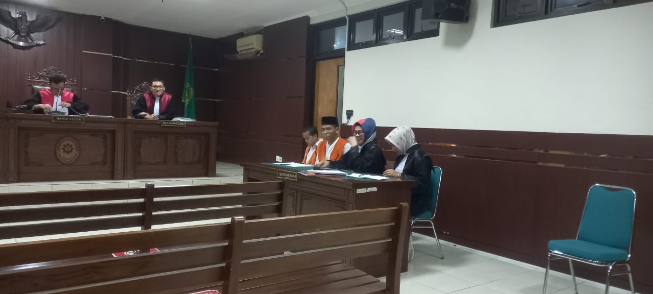 TERDAKWA: Waliyin dan Ridduan dalam sidang di Pengadilan Negeri (PN) Sleman, Kamis (30/11). (Khairul Ma