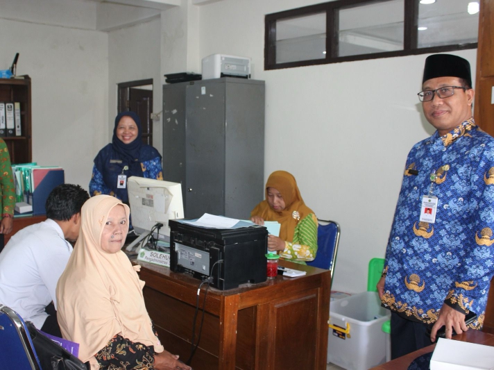 CEK LANGSUNG: Kepala Kantor Kemenag Kebumen Sukarno memantau layanan pelimpahan porsi haji yang digelar atas kerjasama Kanwil Kemenag Jawa Tengah. (ISTIMEWA)